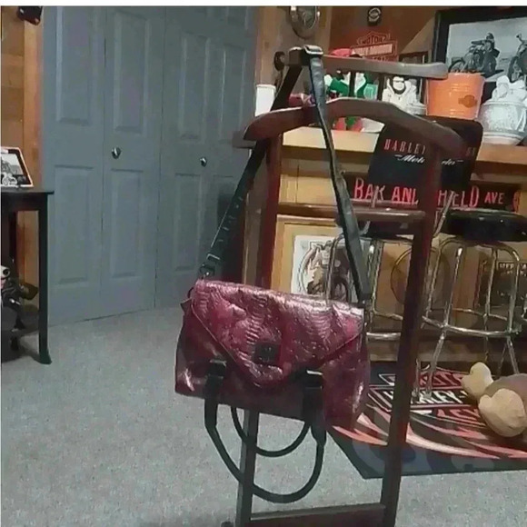 EUC BCBGeneration RED & BLACK PATENT FAUX SNAKE EMBOSSED SHOULDER/ CROSSBODY BAG - Picture 6 of 16